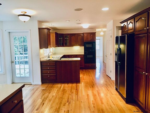 4th image of 50 Juniper Dr
