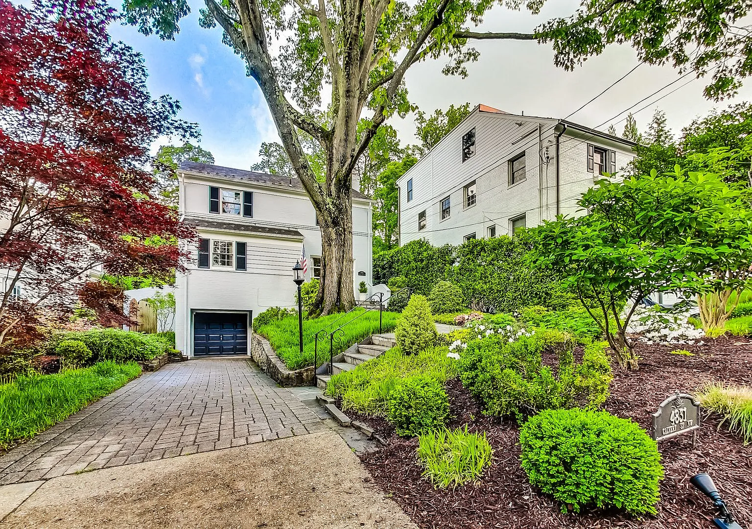 Stunning 4 bed + 2 full & 2 1/2 bath Classic in NW DC — Photo 4