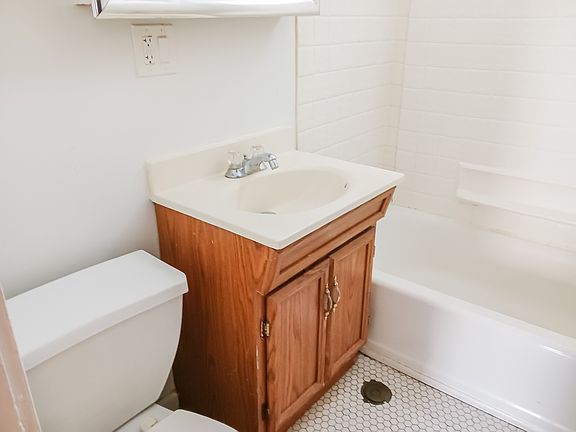 4th image of 4817 1/2 N Wolcott Ave #1B