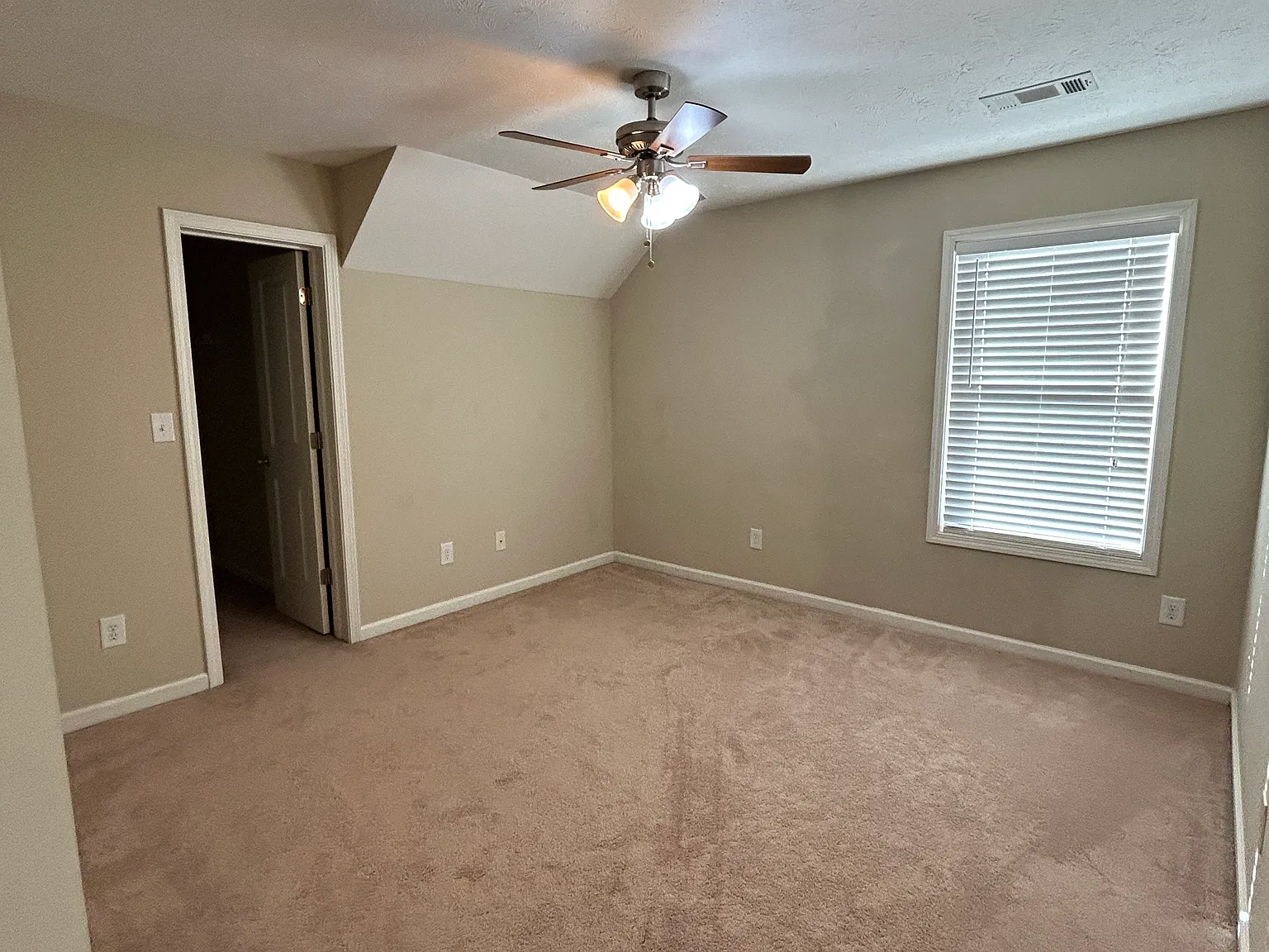 4 bed, 2464 sqft, $2,400 — Photo 2