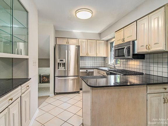 2nd image of 1358 King George Blvd