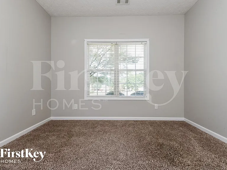 381 Glouchester Dr — Photo 12