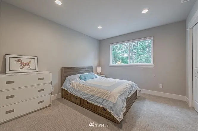 5 bed, 4.5 bath, 3999 sqft, $6,500 — Photo 2