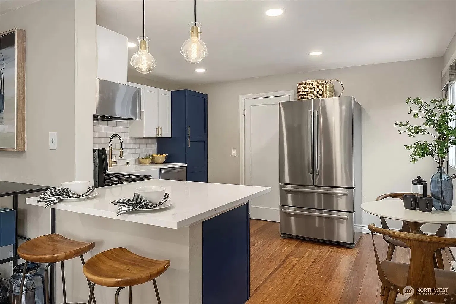 2 bed, 800 sqft, $3,100 — Photo 3