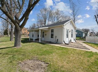 1702 Oakland Rd NE, Cedar Rapids, IA 52402