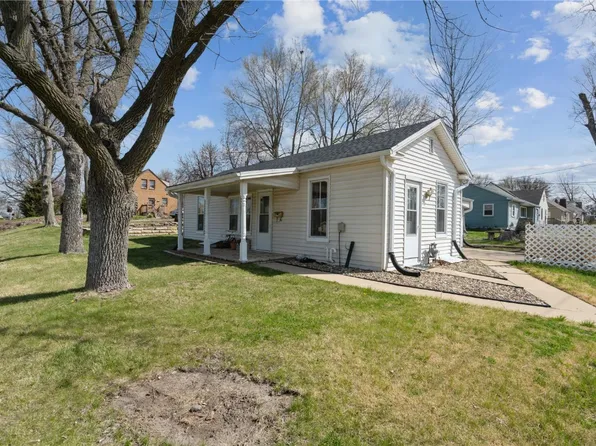 1702 Oakland Rd NE, Cedar Rapids, IA 52402