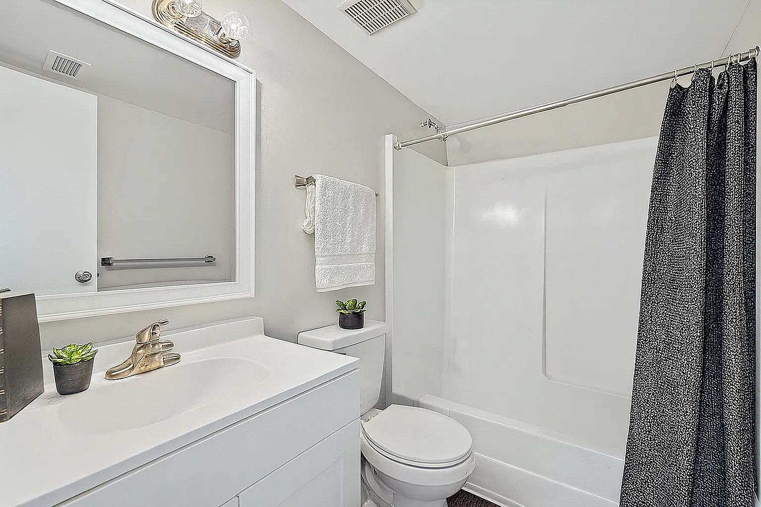 Pembroke Lake Apartments — Photo 4