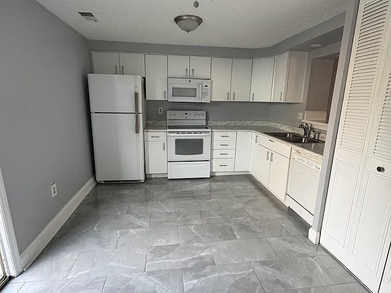 15424 Neman Dr — Photo 2