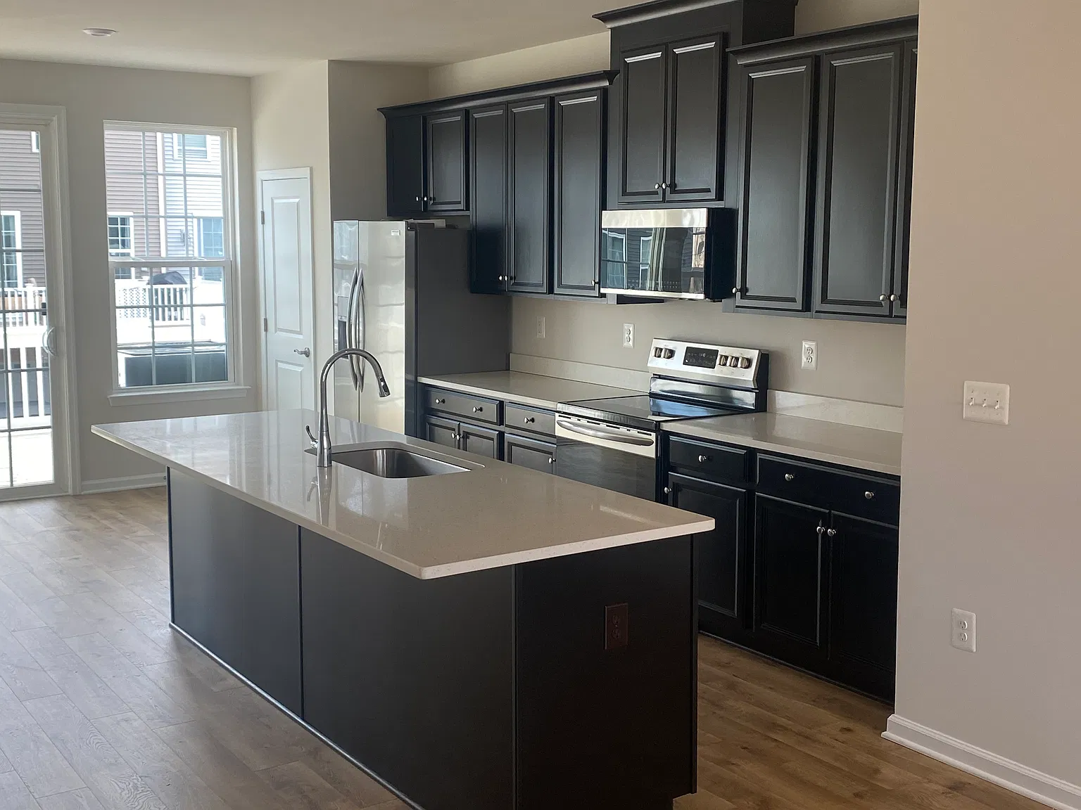 1846 Briscoe Ln — Photo 3