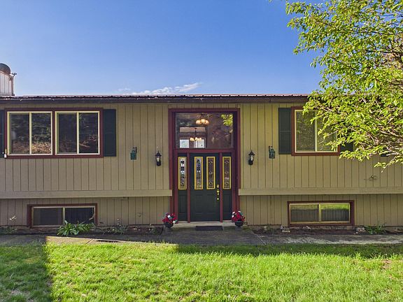 2nd image of 29 Pinecone Park Ln