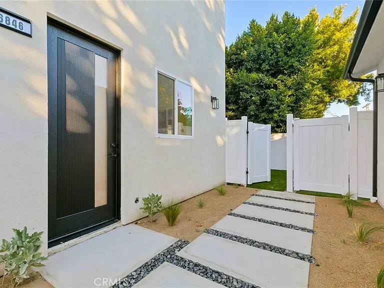 6846 Cedros Ave — Photo 1