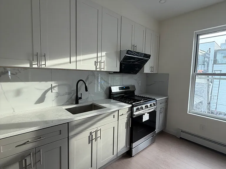 195 Avenue U #3R — Photo 2