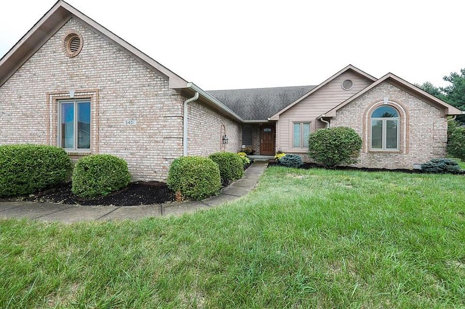 Great curb appeal...note the detailed brick work around the windows.....