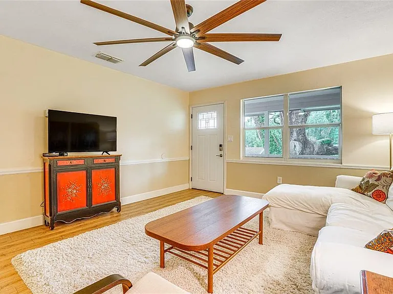 404 S Oak Ave — Photo 5