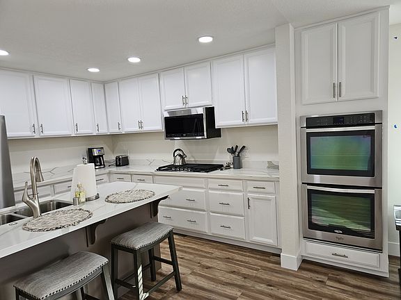 Kitchen with double oven, sink and dishwasher in island