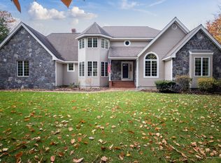 81 Woodlands Dr, Falmouth, ME 04105