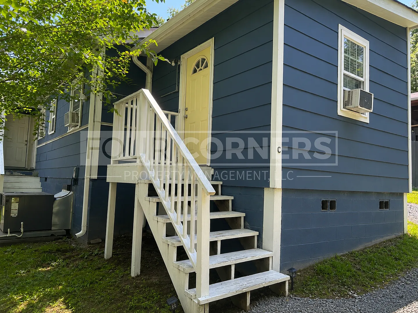 Maple Street Triplex Apartments — Photo 4