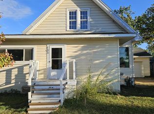 103 E Maple St, Three Oaks, MI 49128