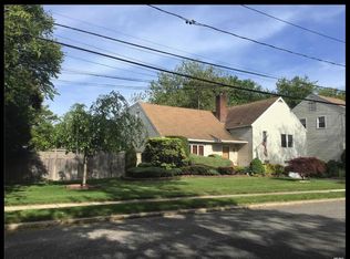 560 Donald Ln, Woodmere, NY 11598
