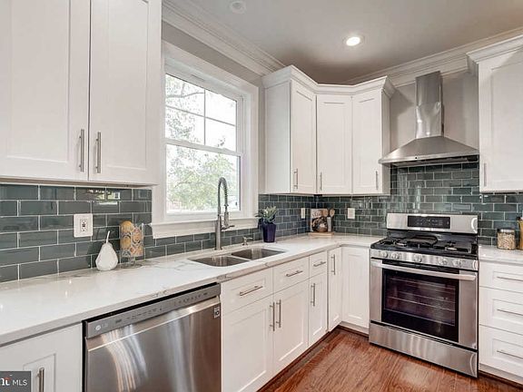 4th image of 3022 Westlawn Pl