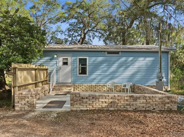 65 Park St, Inglis, FL 34449