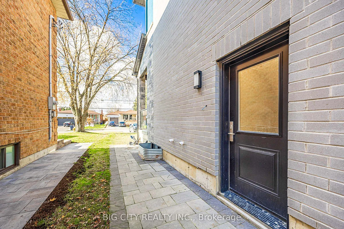 Photo 2 of 12 - 39 Aragon Ave #B - Toronto, ON Building Photo - 39 Aragon Ave #B
