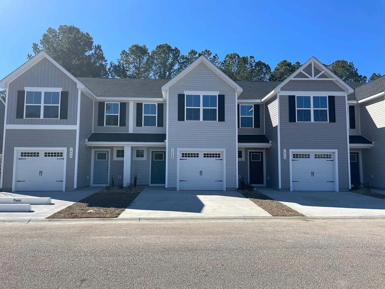 3 bed, 2.5 bath, 2442 sqft, $1,995 — Photo 2