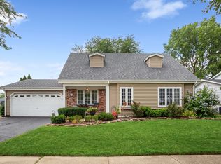580 Lowestoft Ln, Elk Grove Village, IL 60007