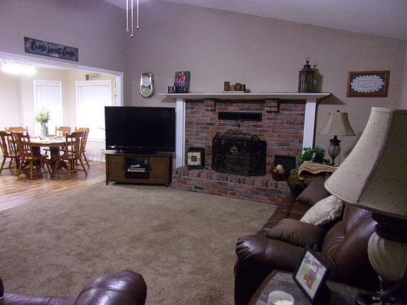 4th image of 402 Mabel St