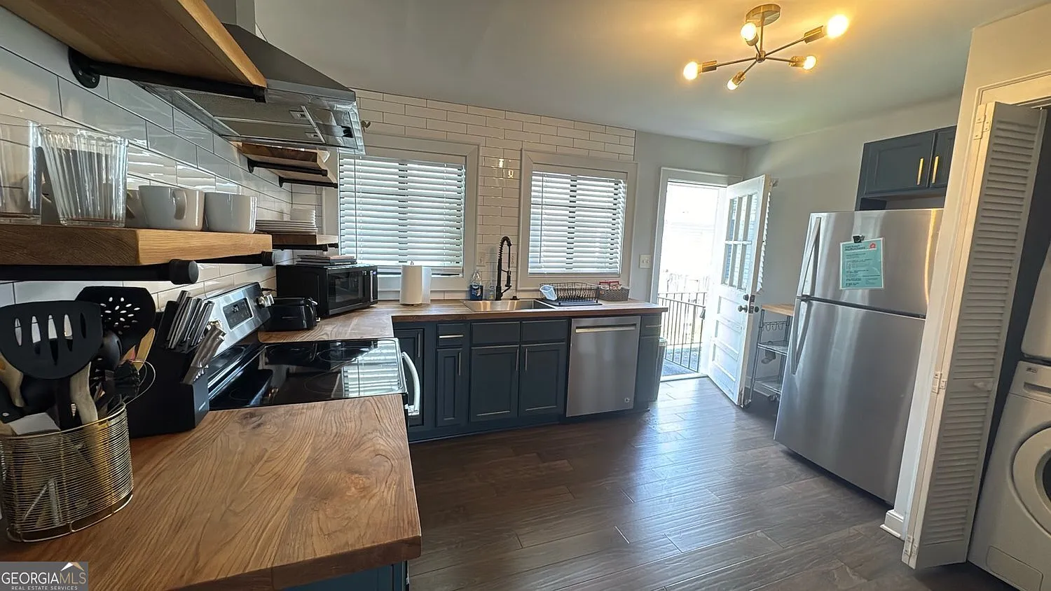 2 bed, 1.0 bath, $3,213 — Photo 1