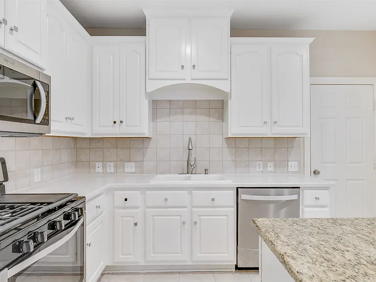 1007 W Bluff St — Photo 8
