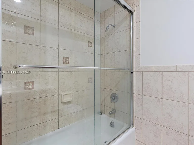 1772 NE 9th St #7 — Photo 18