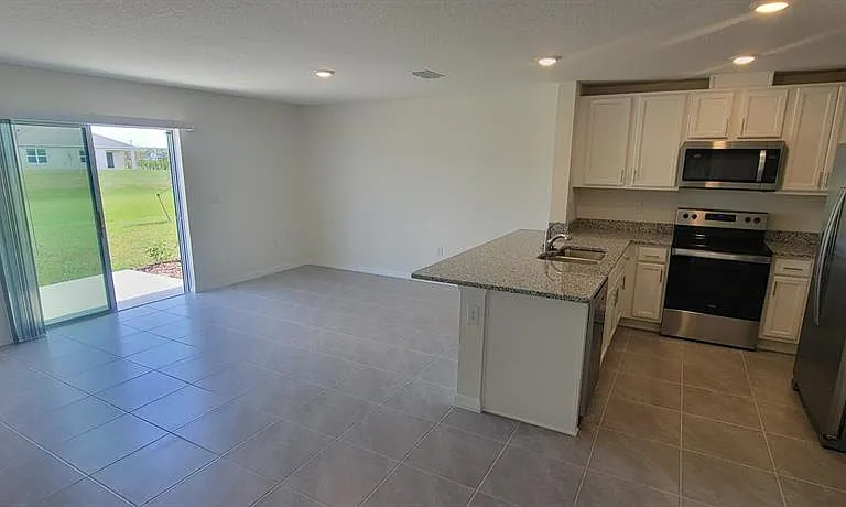 2927 Hammock Cir — Photo 2