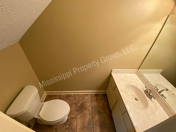 4th image of 215 Edinburg Way