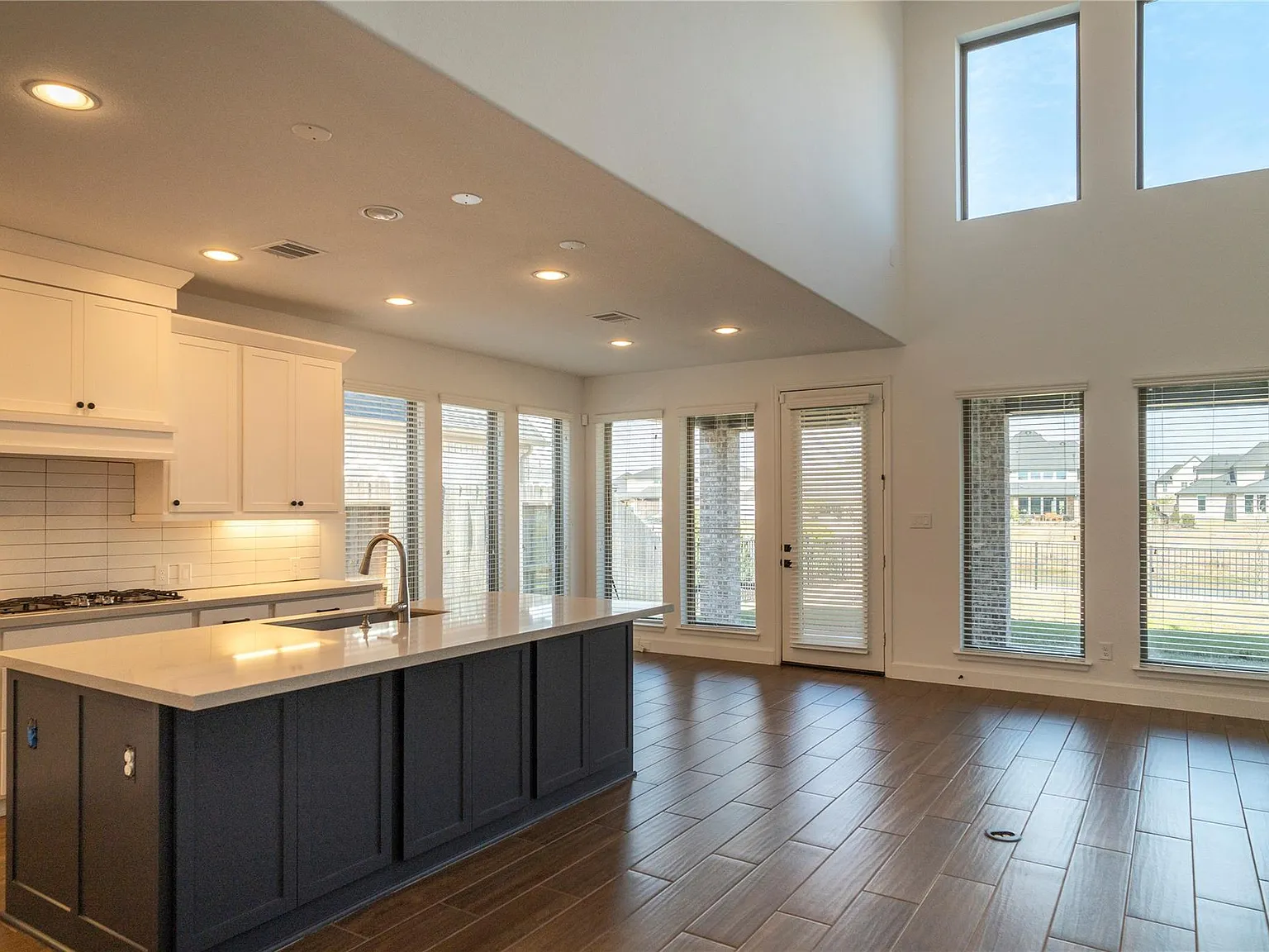 5 bed, 4.5 bath, 4048 sqft, $4,500 — Photo 3