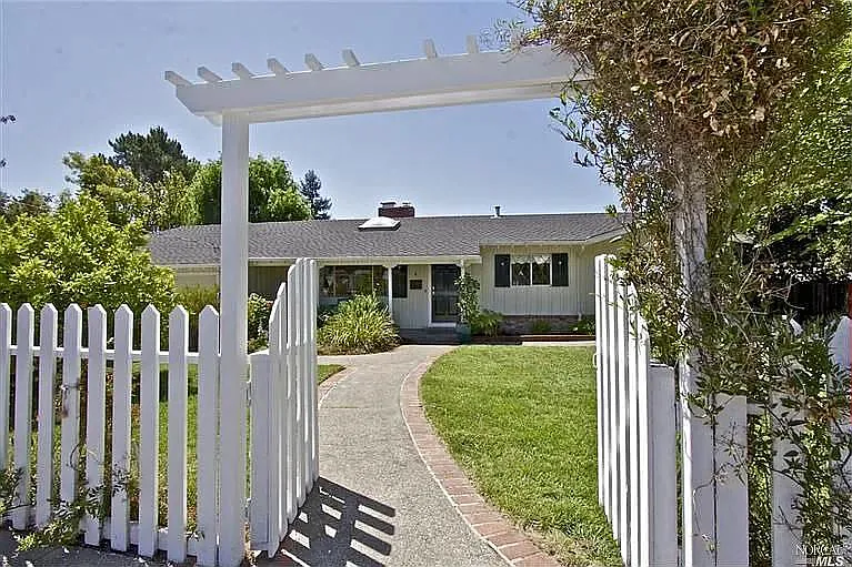 4 Cottonwood Dr — Photo 1