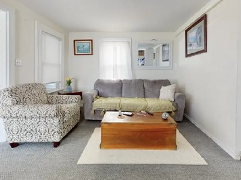 32 Lawrence Ave — Photo 3