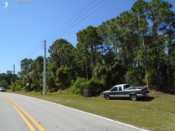 2nd image of 573 NW Floresta Dr
