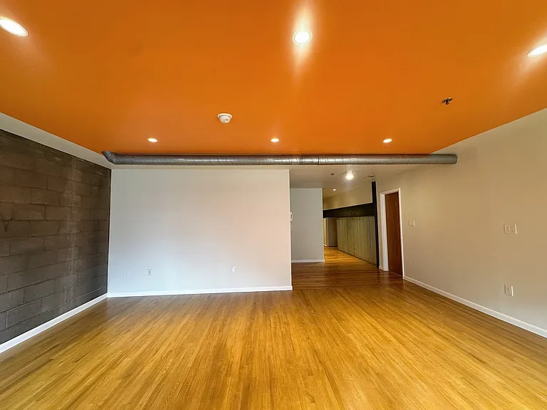 1232 Sarah St — Photo 3