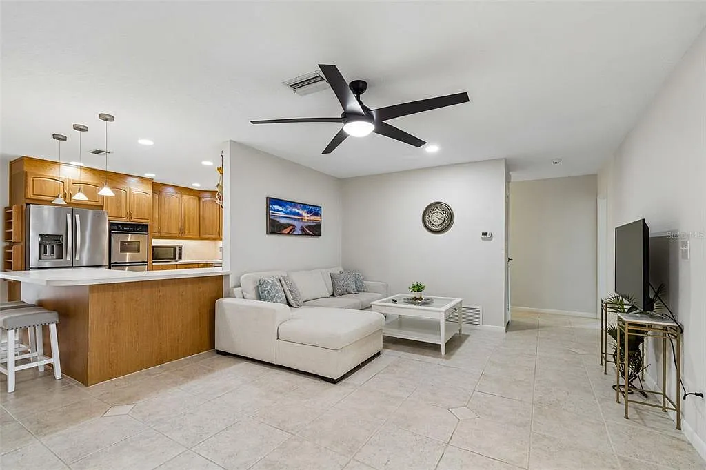 4 bed, 3.0 bath, 2561 sqft, $3,950 — Photo 3