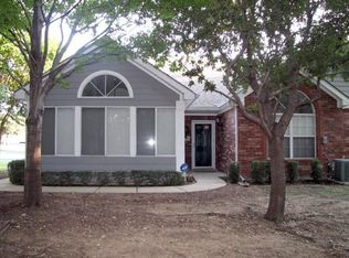 911 Bridges Dr, Arlington, TX 76012