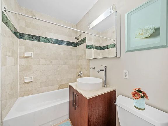 5th image of 90 John St #1204