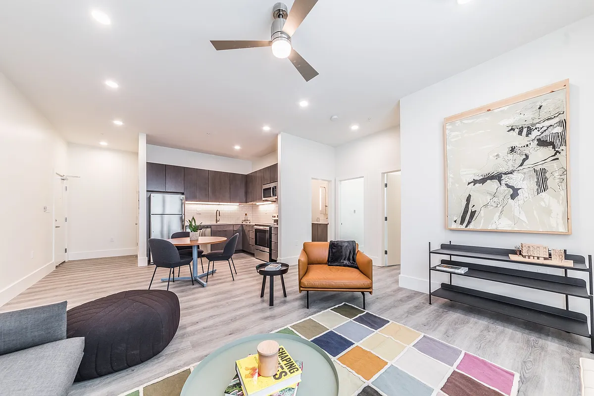 Building Photo - 436 E Vermilion St #207