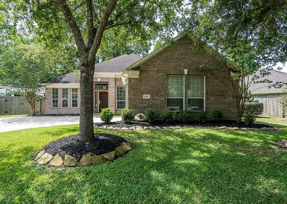Charming 1-story home with a swing driveway awaits you in the established community of Imperial Oaks Estates. Mature trees and landscaping offers great curb appeal.