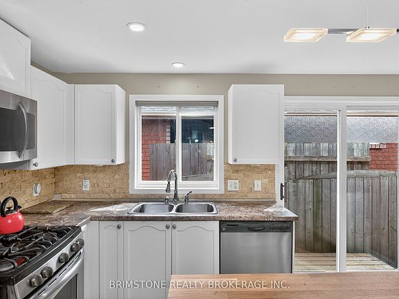 5th image of 9 Holly Meadow Rd