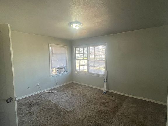 3rd image of 1433 N Mockingbird Ln