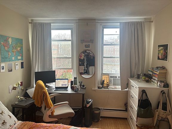 3rd image of 160 Prince St