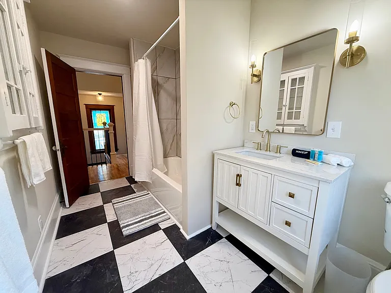 Upstairs bath with tub/shower combo
