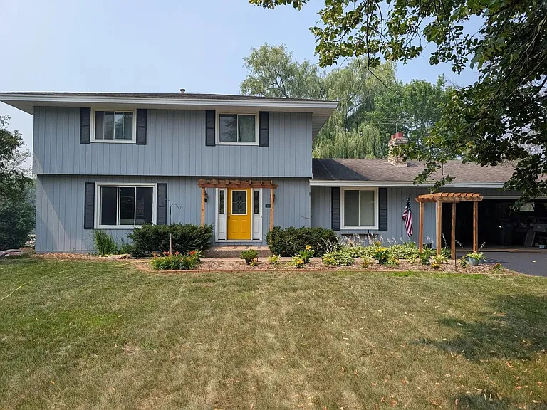 2755 Olive Ln N — Photo 2