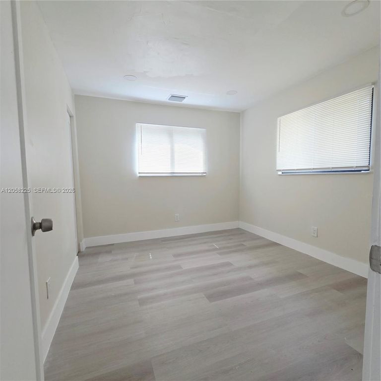 601 NE 1st St, photo 6